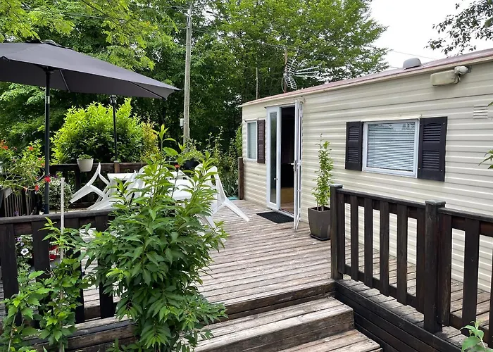 Mobil-home climatisé pour 6 personnes au maximum, avec 3 chambres et une grande terrasse, entièrement et totalement équipé mais sans WIFI, avec les draps compris mais Piscine et Restaurant non garantis à compter de septembre Sarlat