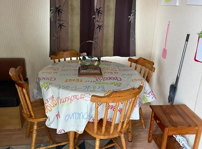 Mobil-home climatisé pour 6 personnes au maximum, avec 3 chambres et une grande terrasse, entièrement et totalement équipé mais sans WIFI, avec les draps compris mais Piscine et Restaurant non garantis à compter de septembre Sarlat